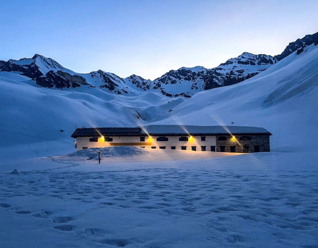 Al tramonto. Foto FB Rifugio Vittorio Sella