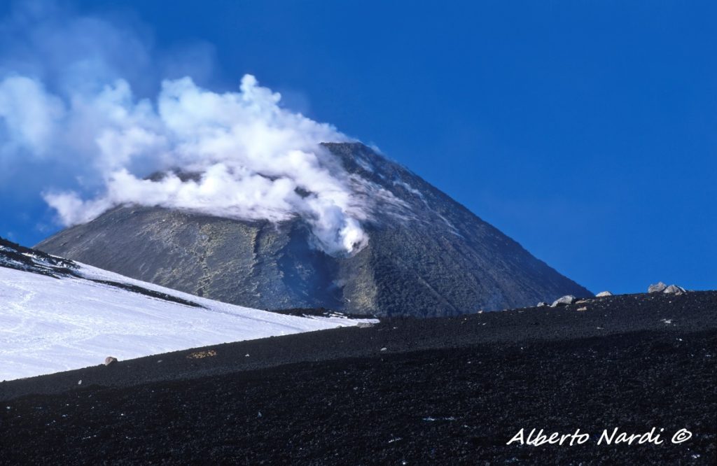 Etna, eruzione dal cratere di Sud-est. Foto Alberto Nardi