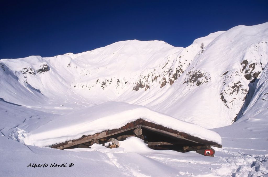 Il Casinetto di Blumone (2099 m) sommerso dalla neve. Foto Alberto Nardi