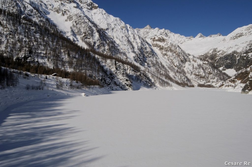 Il Lago dei Cavalli, con il Pizzo Andolla e la Weissmies. Foto Cesare Re