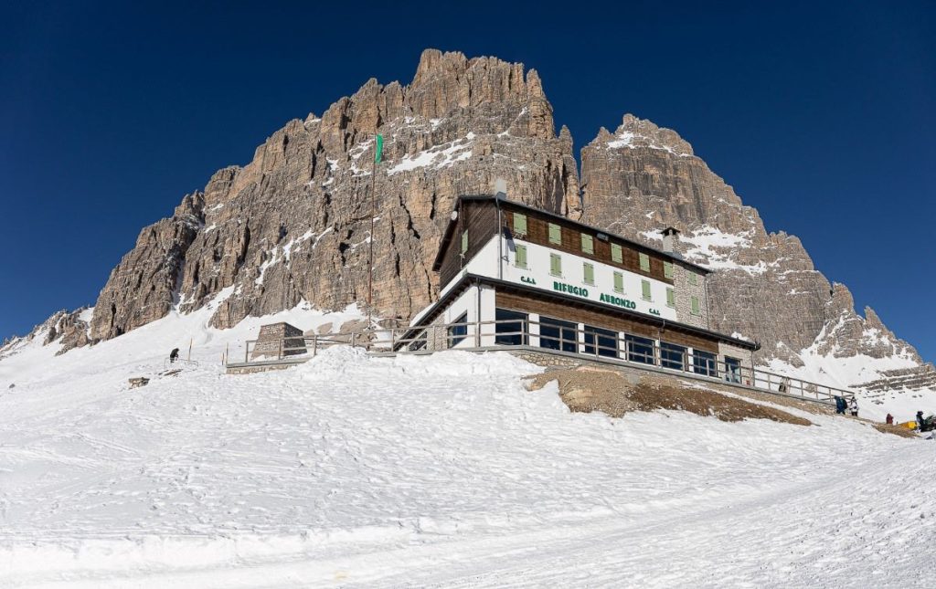 Il Rifugio Auronzo. Foto FB Rifugio Auronzo alle Tre Cime di Lavaredo