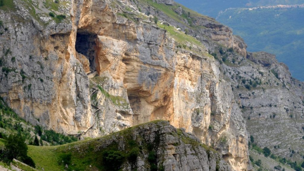 La Grotta del Cavallone, foto Stefano Ardito