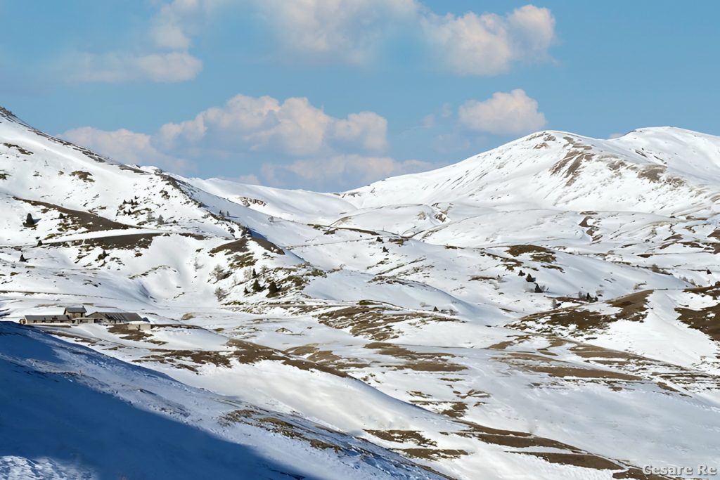 Le baite dell'Alpe Sècheron (in basso a sinistra nell'immagine). Foto Cesare Re