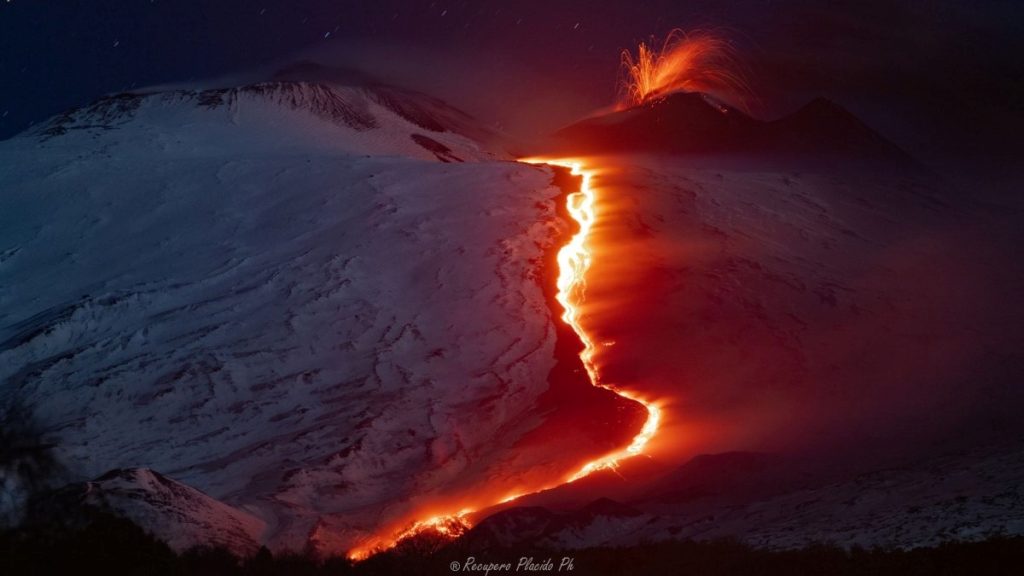 Lo spettacolo offerto dall'Etna in questi giorni. Foto Placido Recupero