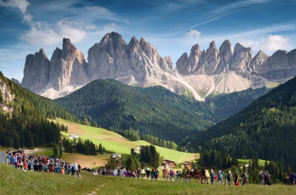 Ovetourism in Dolomiti @ Firefly, immagine generata con AI