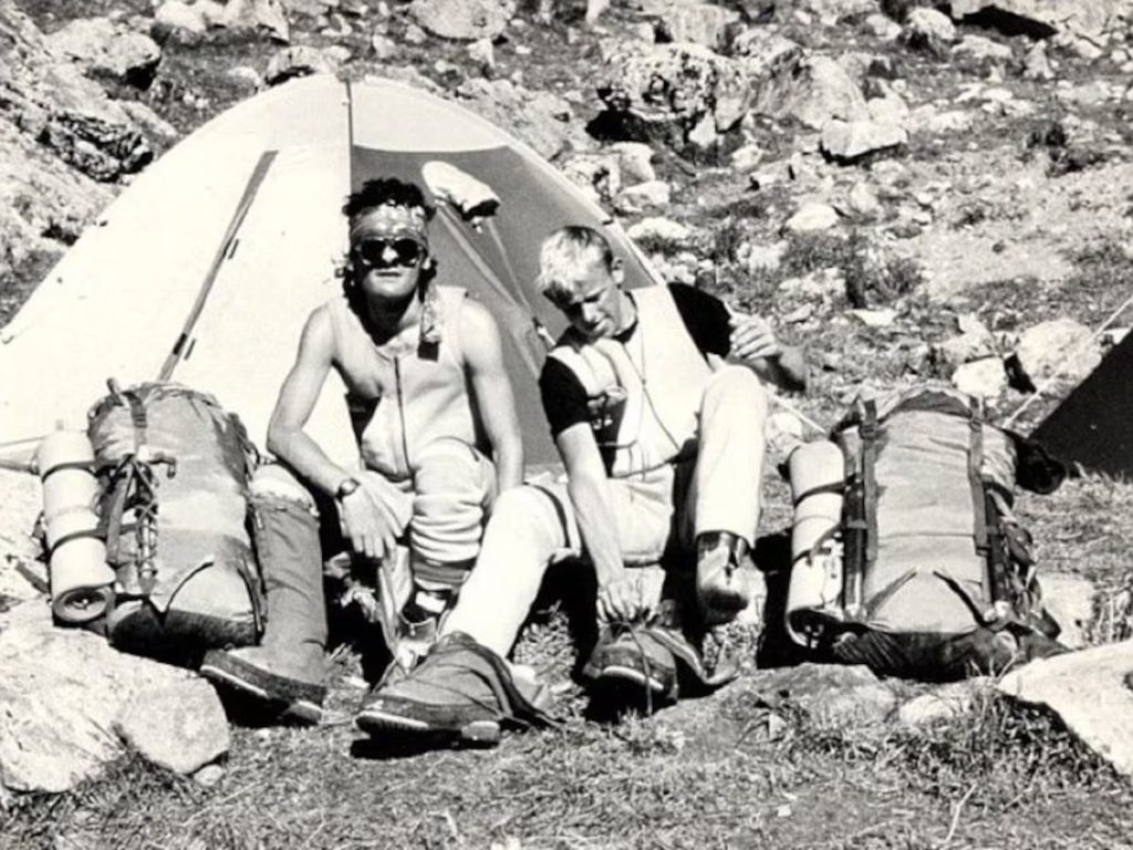 Simon Yates e Joe Simpson al Campo base del Siula Grande nel 1985
