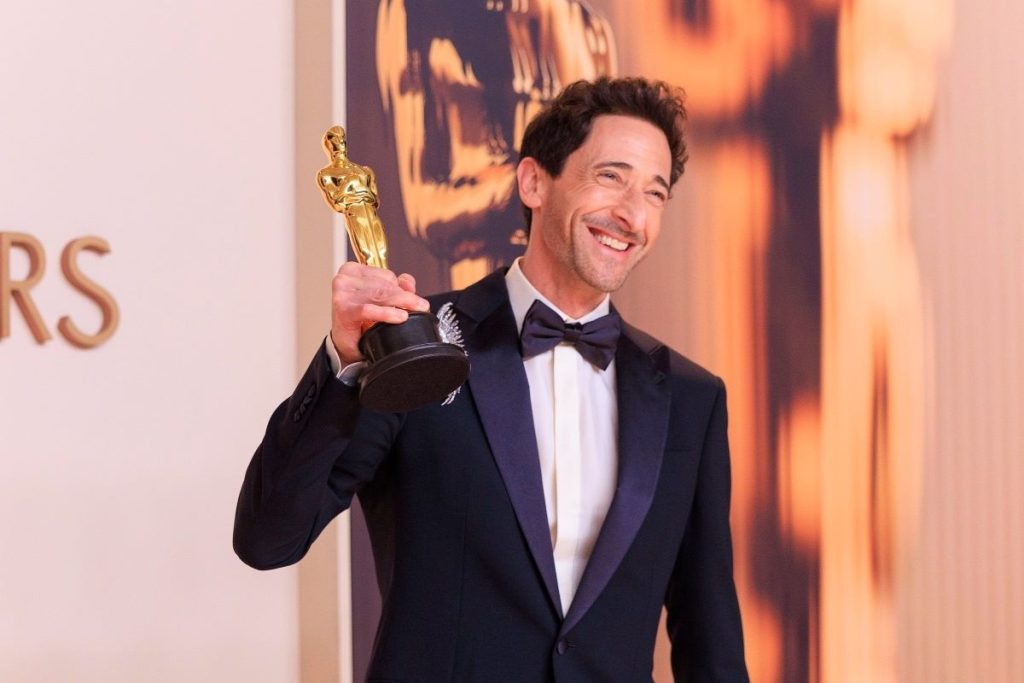 Adrien Brody con il premio Oscar vinto per la sua interpretazione in The Brutalist @ Ansa
