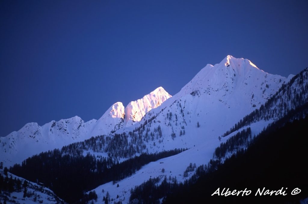 Dosso Tacher e Monte Gavet. Foto Alberto Nardi