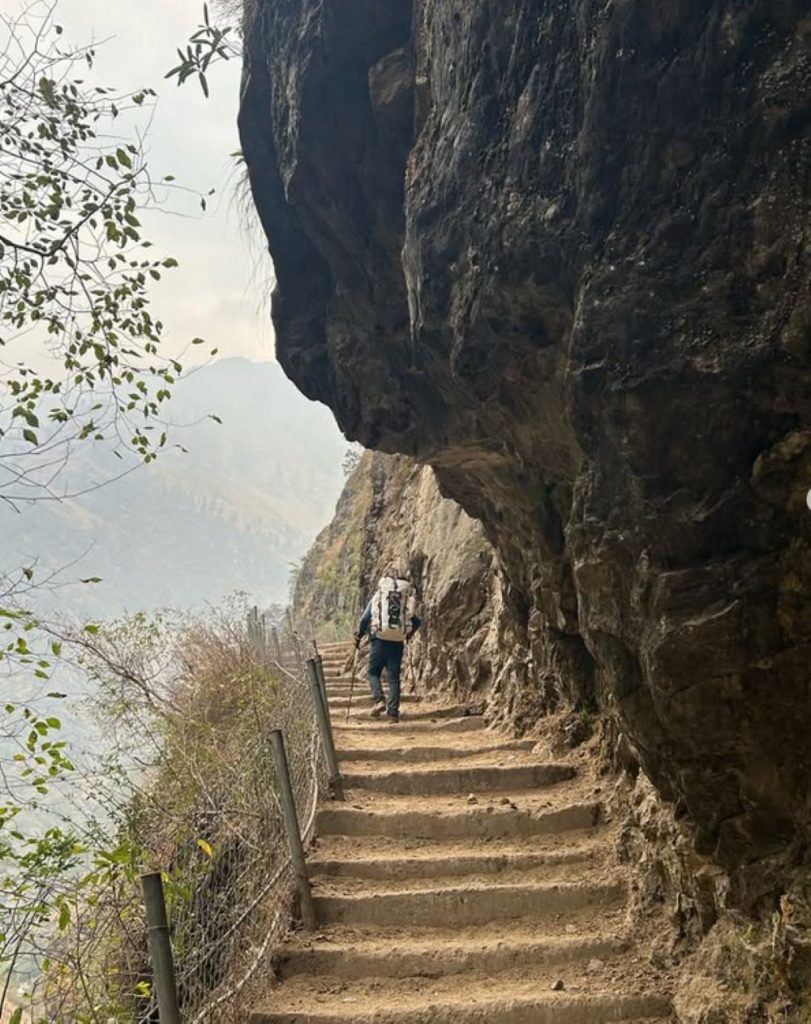 Durante il trekking verso la base della montagna @projecttogether2024_2025