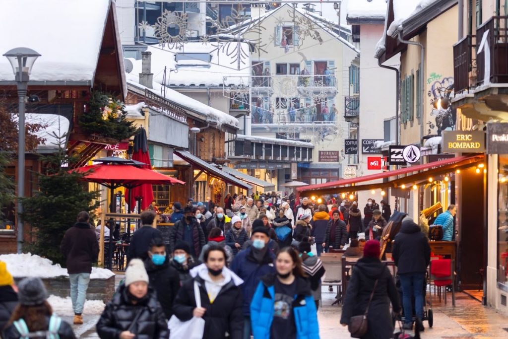 Folla di turisti a Chamonix @ ANSA