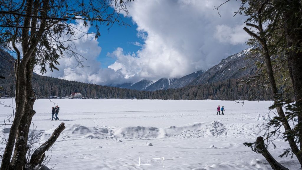 Il Lago di Anterselva visto dal sentiero nel bosco. Foto Luigi Tassi