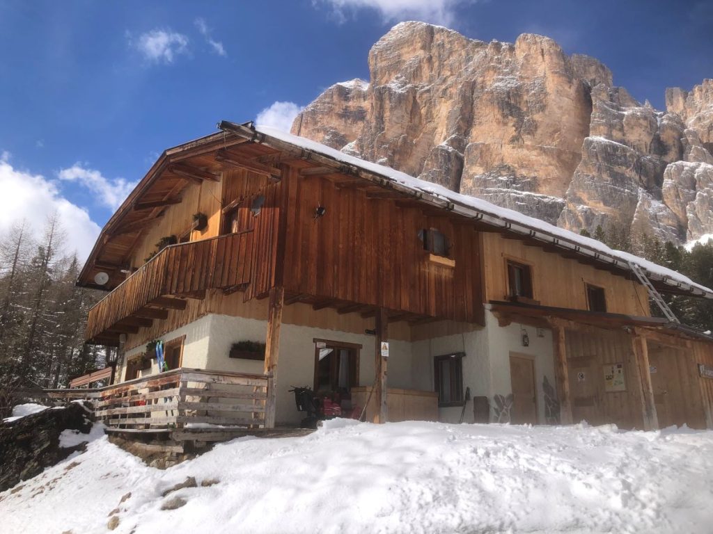 Il rifugio Angelo Dibona, sul fondo la Tofana di Rozes ( foto M. Spampani)