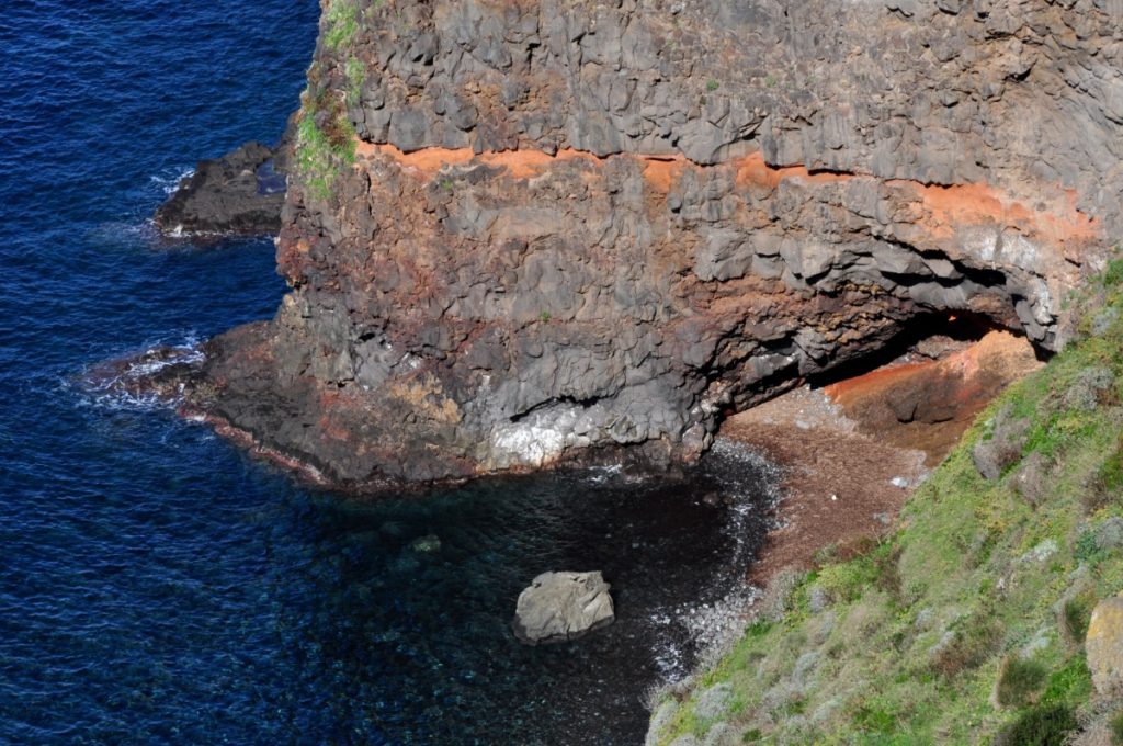 La scogliera di Parata Grande a Ventotene. Foto Stefano Ardito