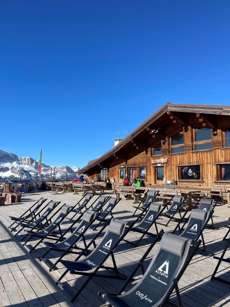 La terrazza del Rifugio Faloria oggi. FB Faloria Cortina