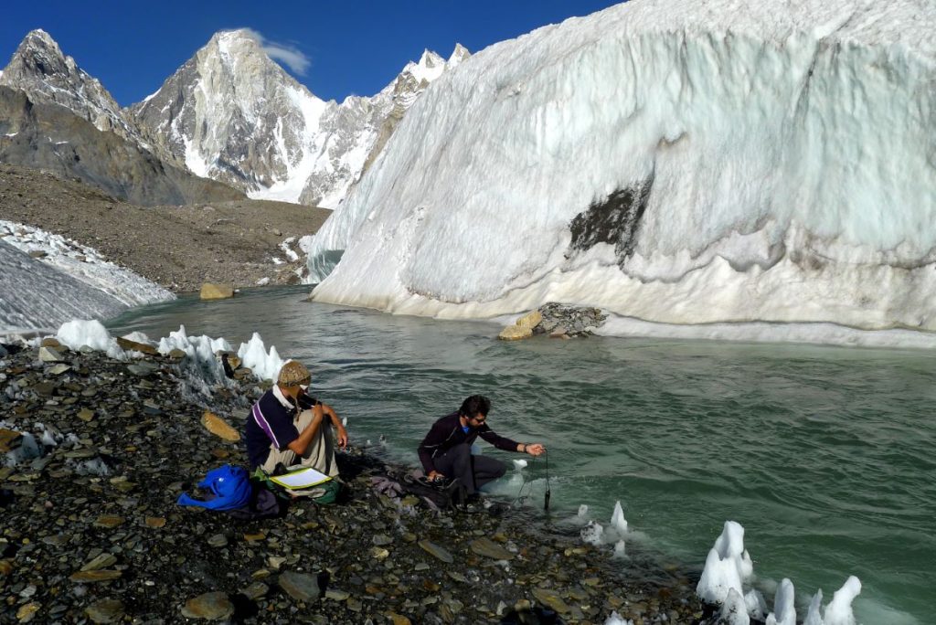Ricercatori al lavoro sul Baltoro, foto Stefano Ardito