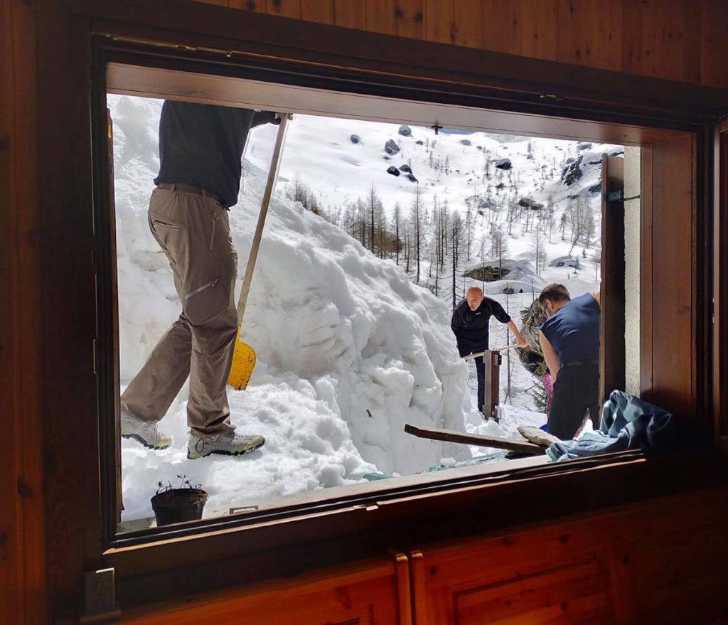 Rifugio Pellarini, la spalatura dei volonterosi nell
