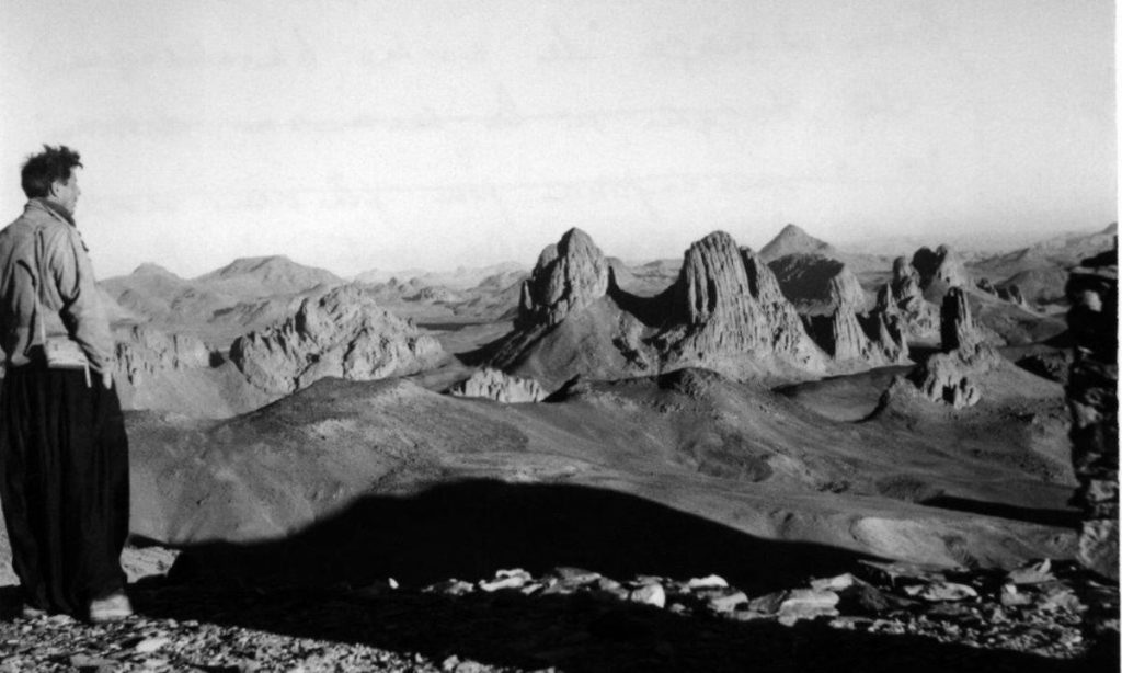 Roger Frison-Roche osserva le guglie sahariane @ Archivio famiglia Frison-Roche