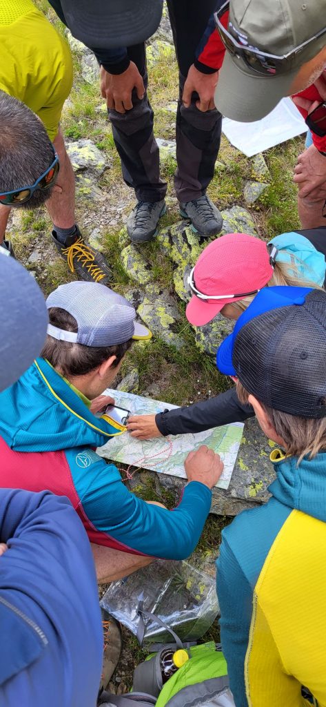 A lezione lungo i sentieri. Foto Monica Malfatti