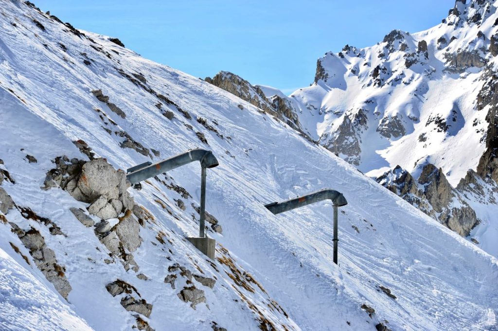 Gasex utilizzati per provocare distacchi controllati @ AdobeStock