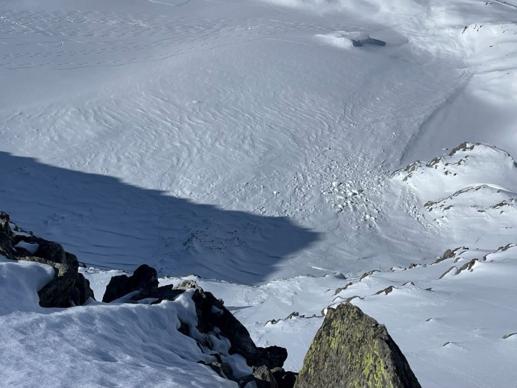 I resti di una vecchia valanga a lastroni aperta a ventaglio, foto M. Comi