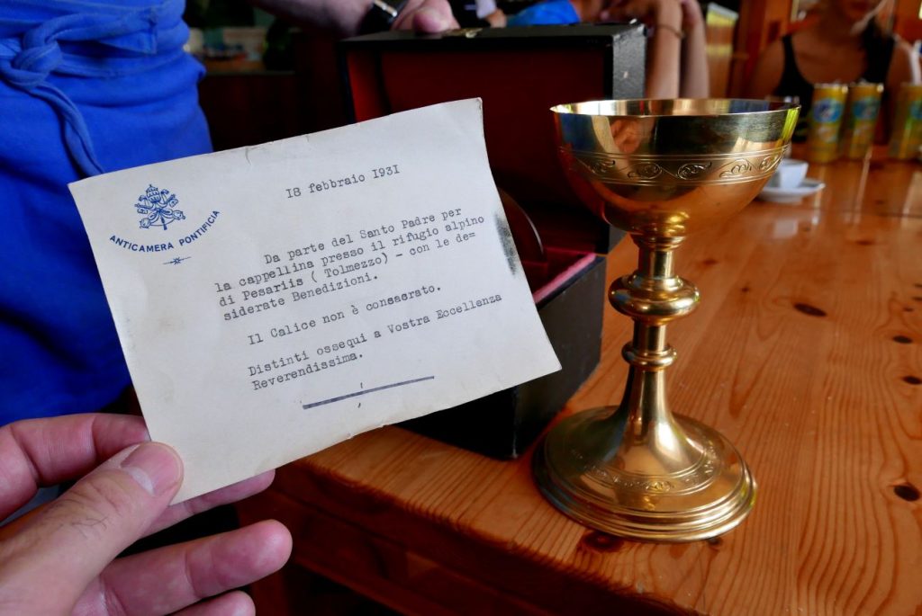 Il calice donato da papa Pio XI al rifugio. Foto Stefano Ardito
