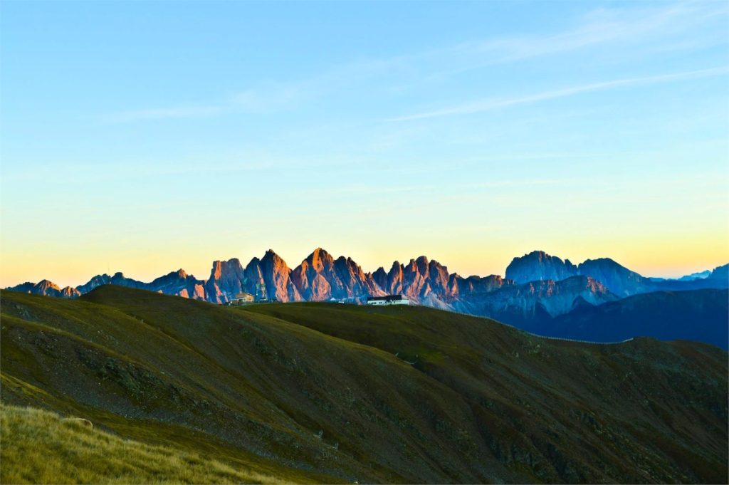Le Odle fanno da sfondo al rifugio @suedtirol.info