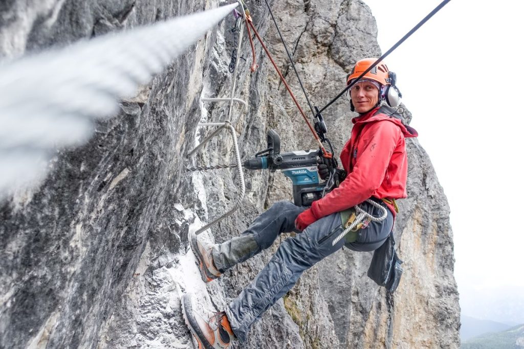 Pausa in sicurezza durante la manutenzione di una ferrata