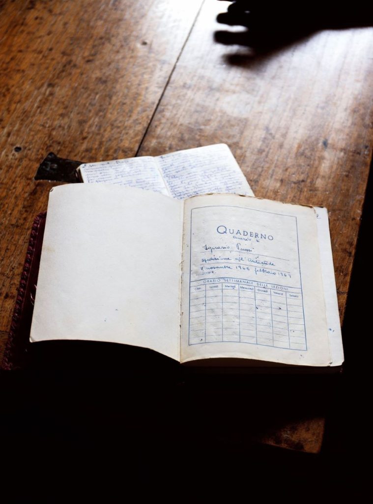 Uno dei quaderni sui quali Piussi appuntava le sue scalate. Foto Franco Cogoli