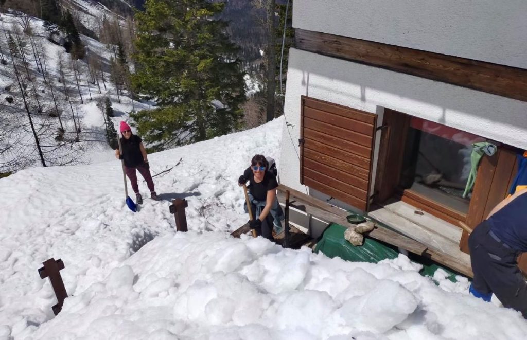 Anno 2021, il Rifugio Pellarini liberato dai volontari