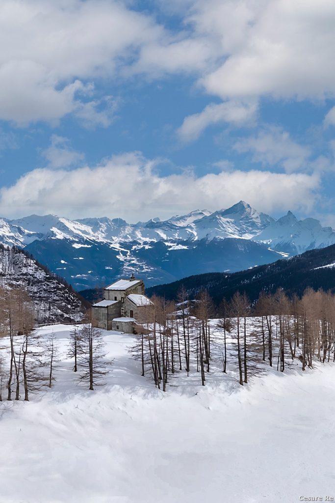 La Casa Farinet e, sullo sfondo, la Grivola. Foto Cesare Re