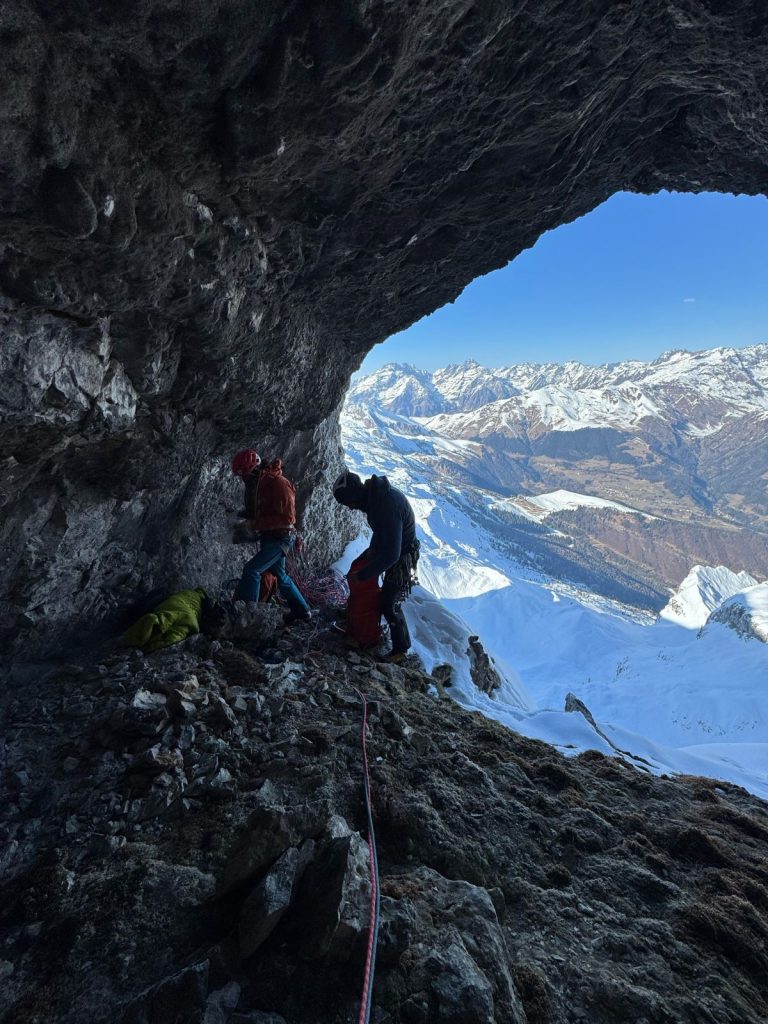 La grotta incontrata lungo la salita. Foto Mattia Piccardi