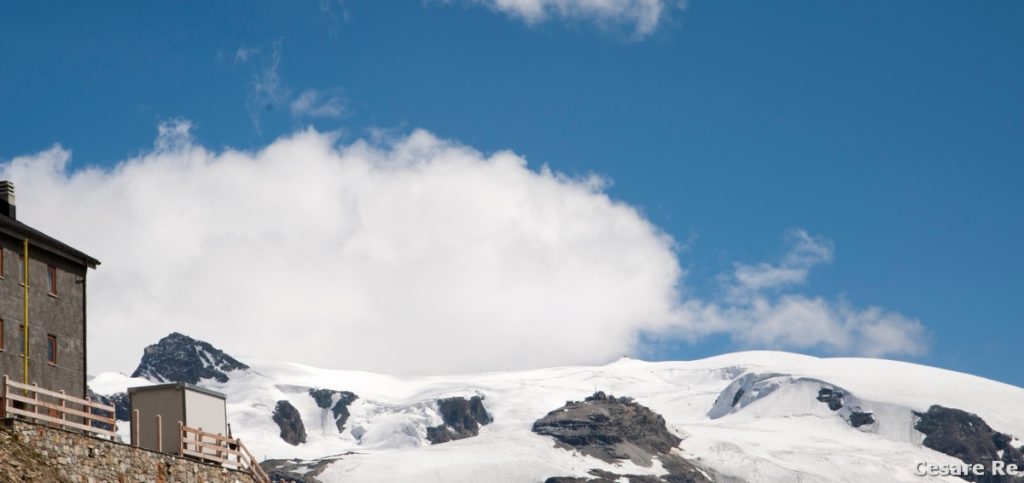 La vista dal rifugio verso il Plateau Rosa. Foto Cesare Re