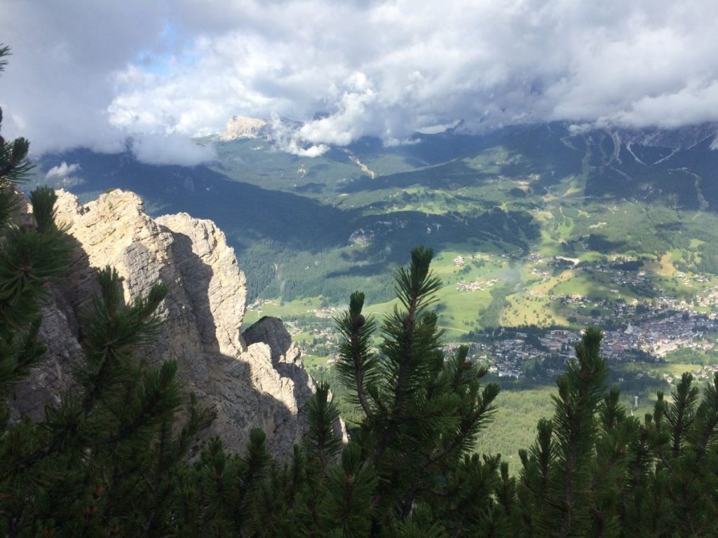 Salendo al Faloria lungo il sentiero Dolomieu. Foto Massimo Spampani