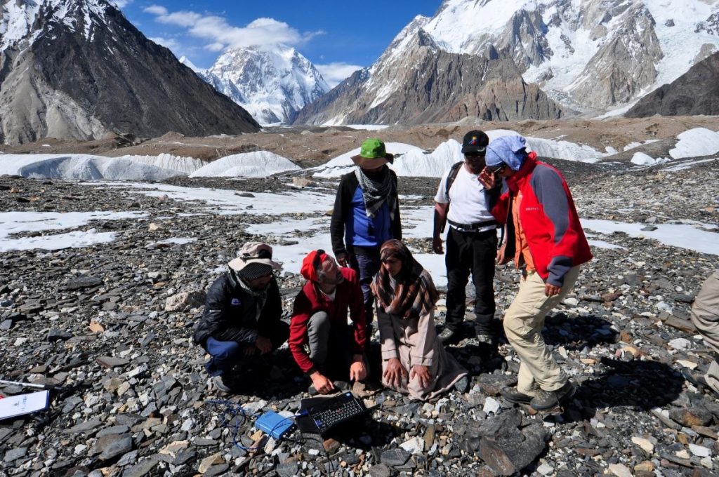 Un gruppo di ricercatori al lavoro sul Baltoro, foto Stefano Ardito
