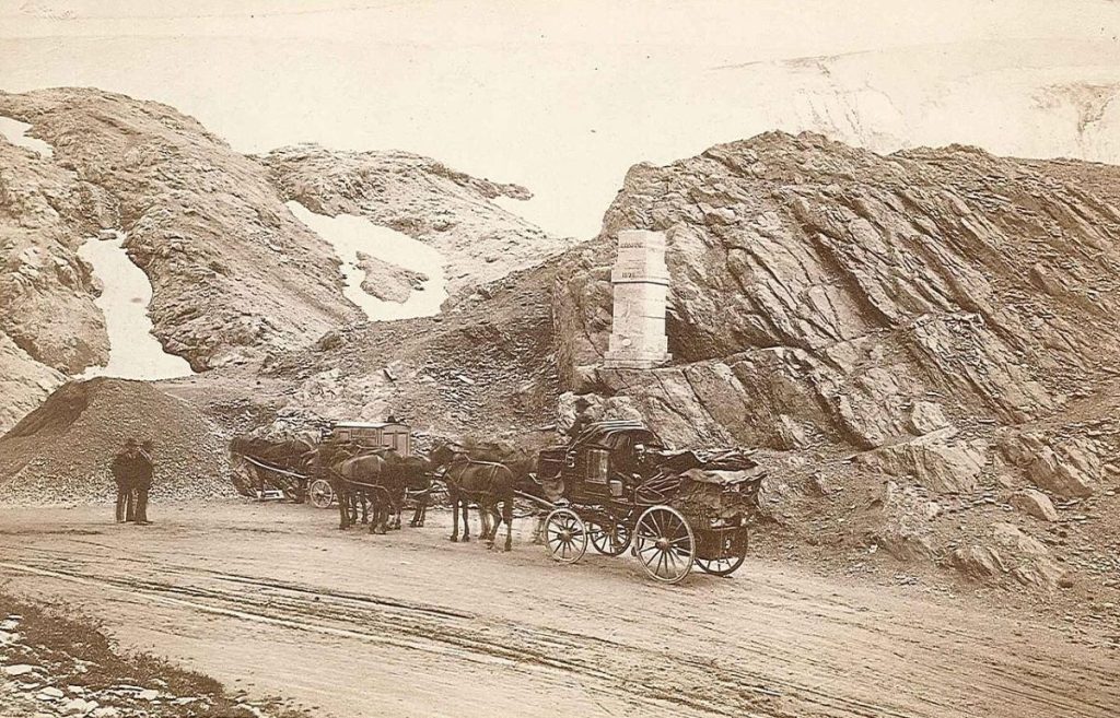 Una diligenza nei pressi del Passo nel 1881 @Wikipedia