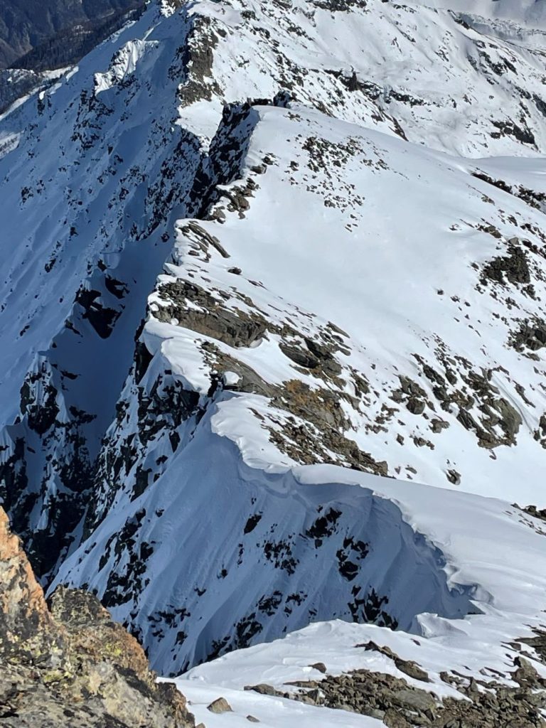 Una grande cornice orlata indica la direzione dei venti dominanti, foto M. Comi