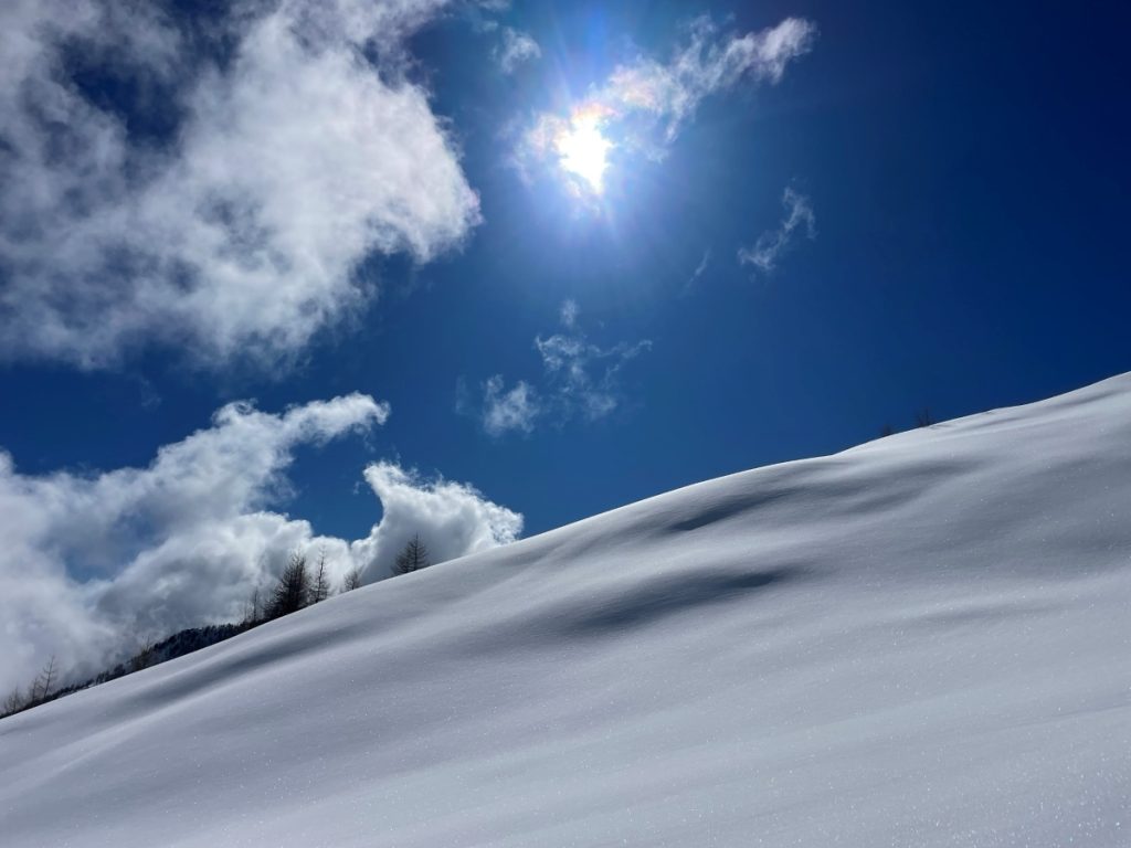 Cielo azzurro, dopo giorni di pioggia e neve sulle Alpi, foto M. Comi