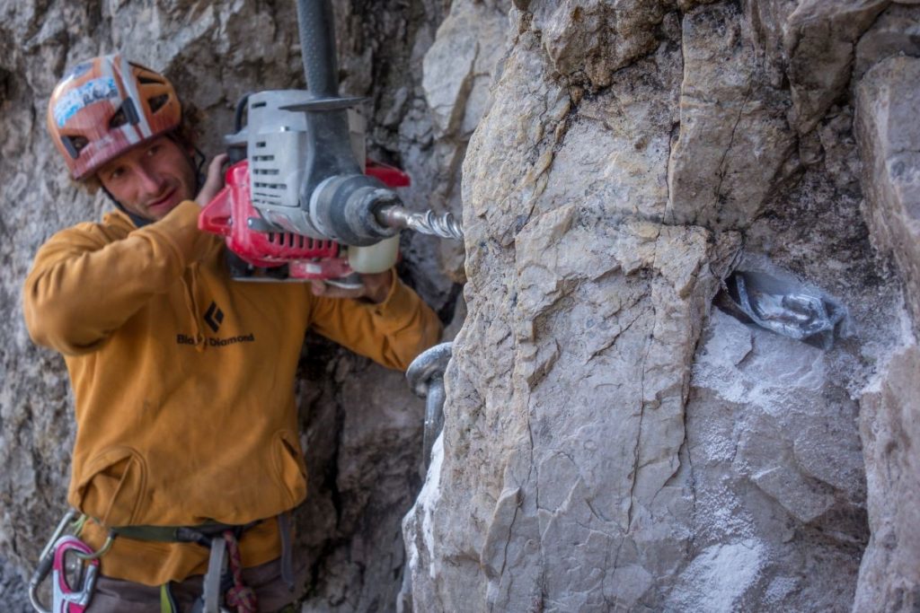 Foro evitare lo sfregamento del cavo su uno spigolo