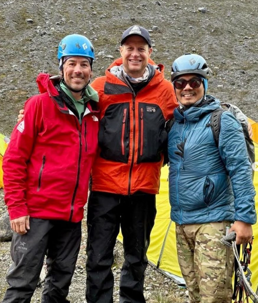 Garrett Madison, Ben Jones e Tashi Lakpa Sherpa dopo il soccorso @ garrettmadison1