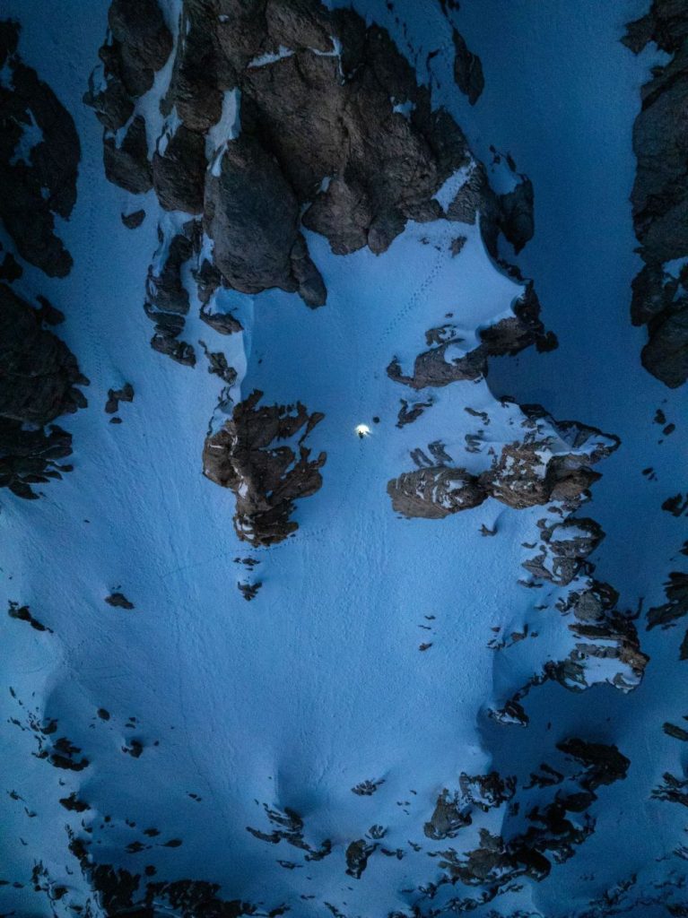 Hervé Barmasse durante il primo concatenamento e traversata integrale delle vette principali del massiccio del Gran Sasso d