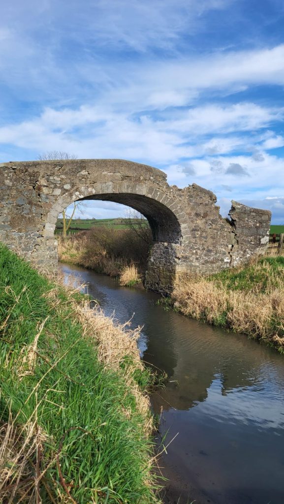 Il Canale di Newry, compagno di viaggio della seconda giornata di cammino. Foto Monica Malfatti