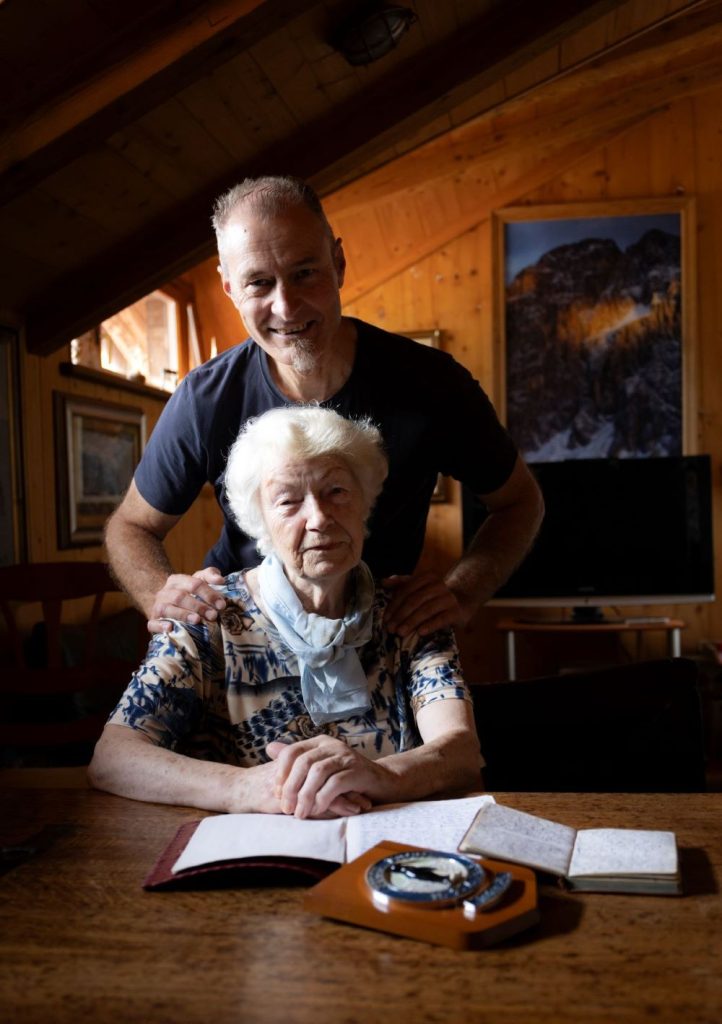 La moglie di Ignazio, Elfrida, con il figlio Alessandro. Foto Franco Cogoli