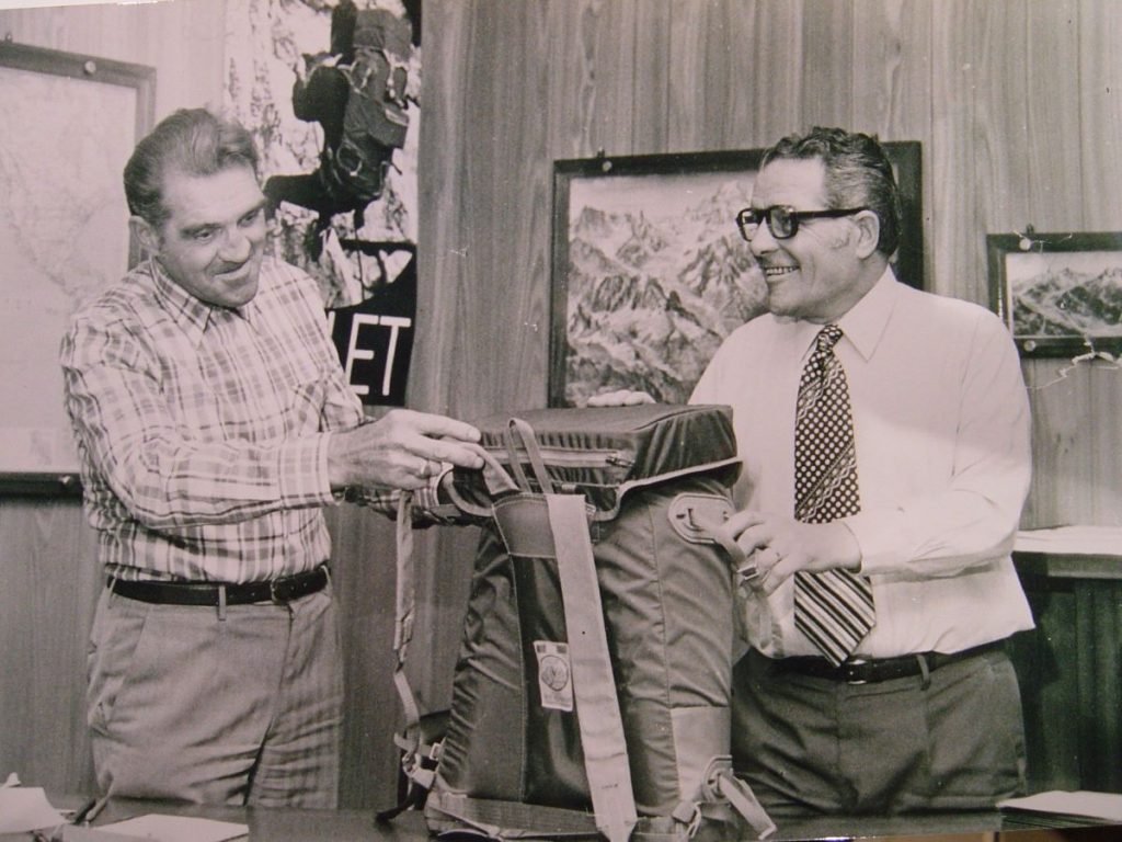 Raymond e René Millet con lo zaino Sherpa @Collection Millet