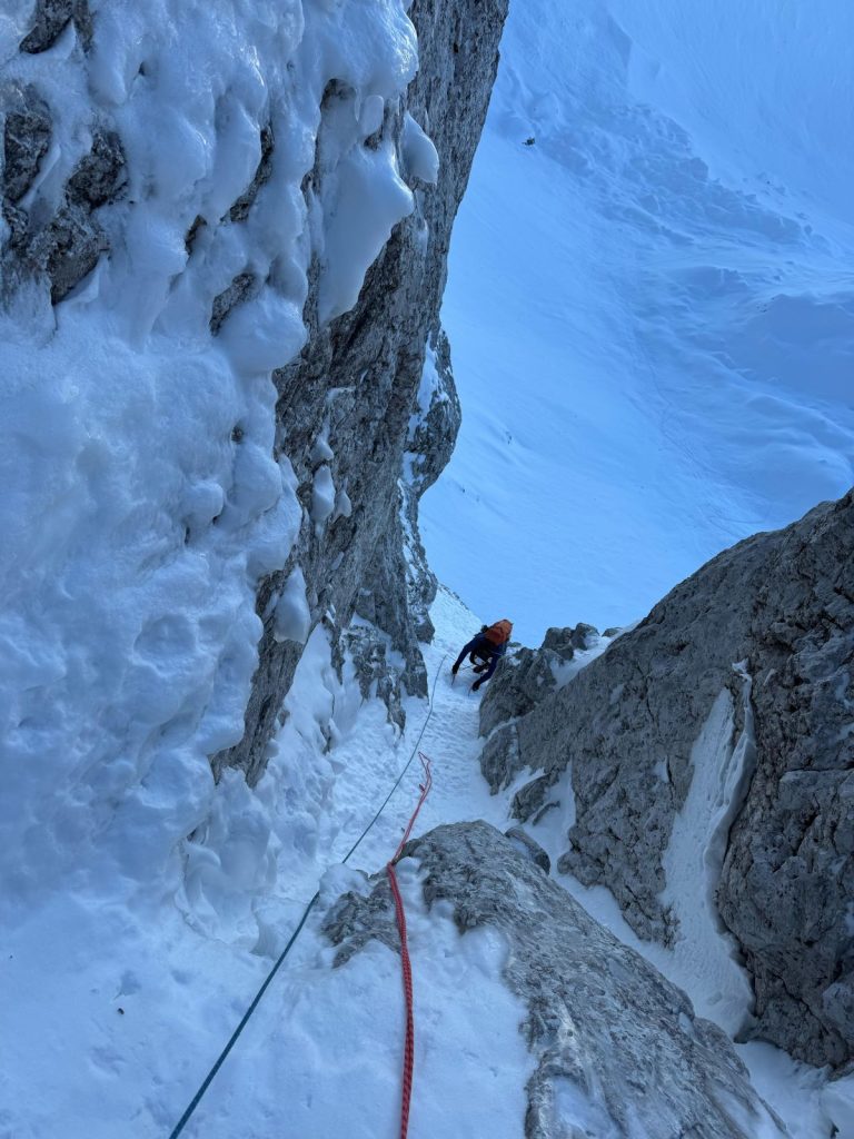 Uno dei canalini affrontati durante la salita. Foto Matteo Piccardi
