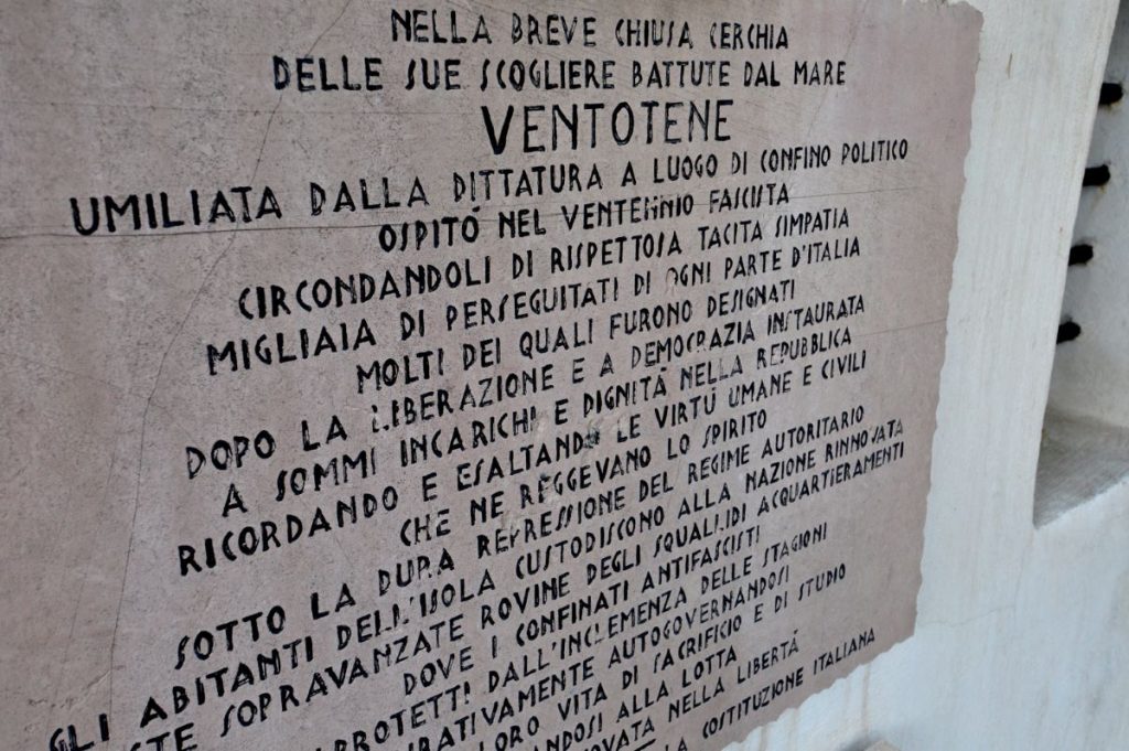 Ventotene, lapide in ricordo dei confinati. Foto Stefano Ardito