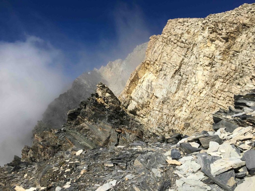 Contatto tra marmi chiari e scisti scuri al Piz Tremoggia (2441 m) nelle Alpi Retiche. Foto M. Comi