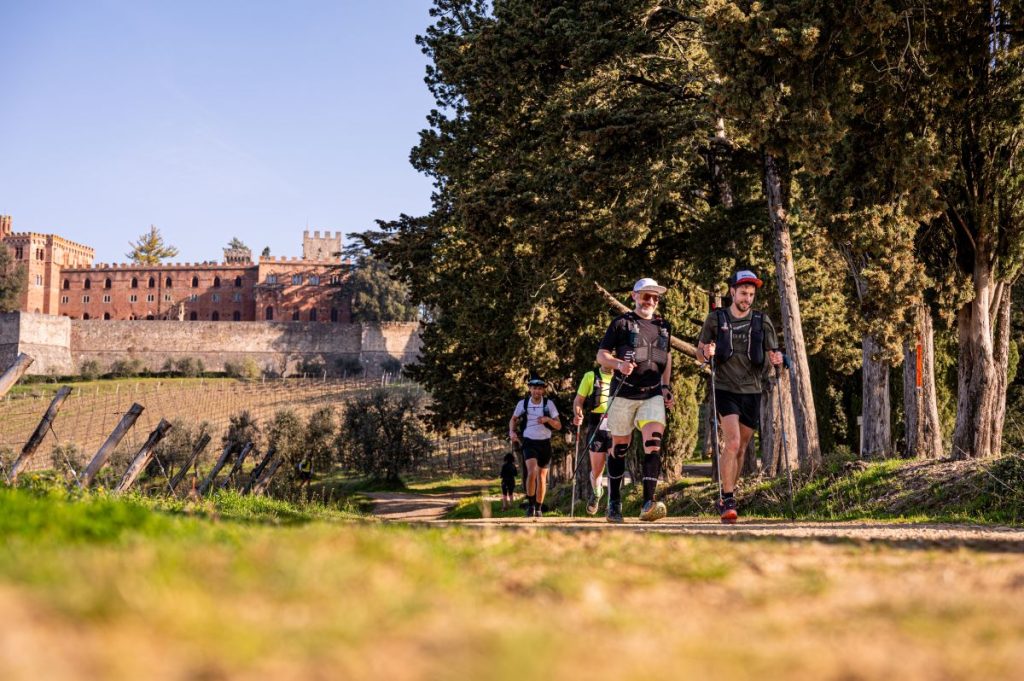 Il passaggio dei concorrenti a Brolio. Foto Alessandro Moretti