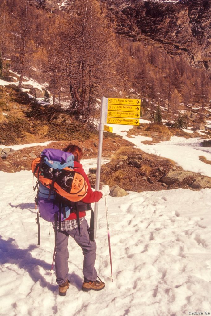 Indicazioni lungo il percorso. Foto Cesare Re