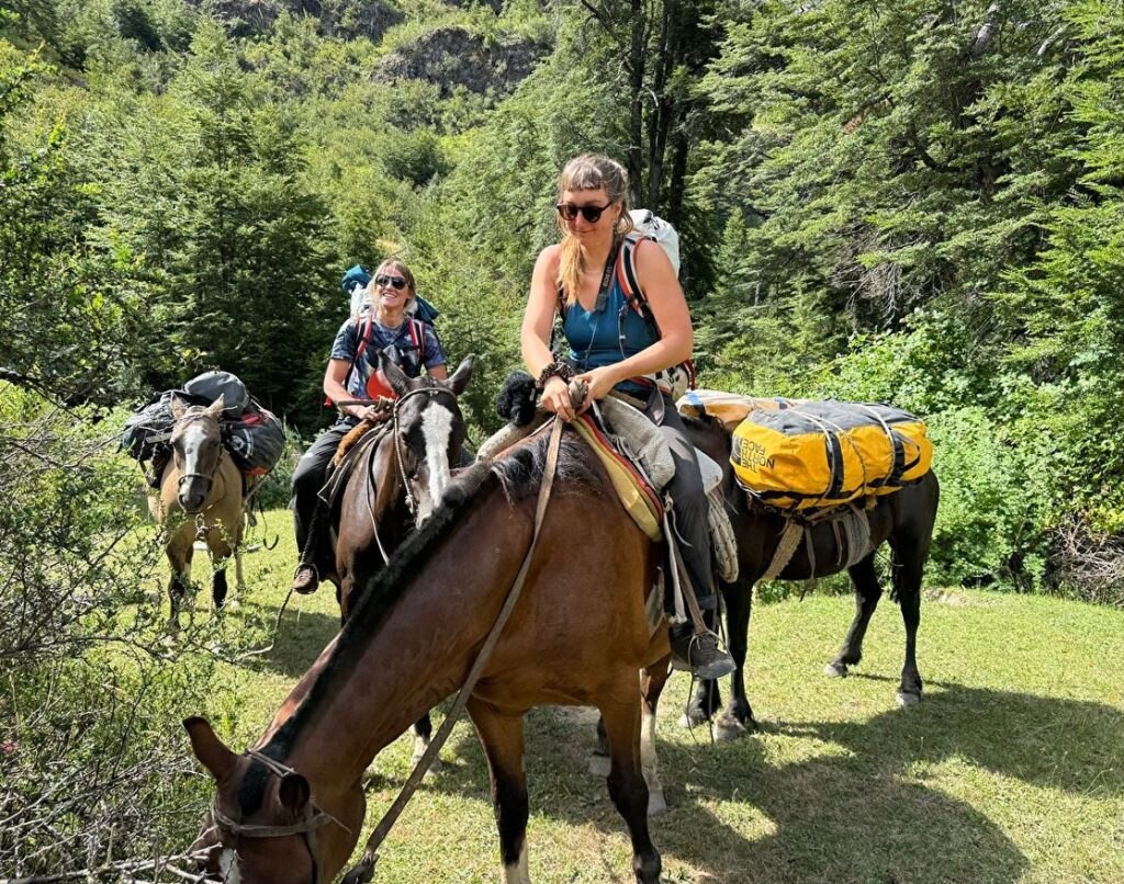 Julia Cassou e Fay Manners durante l