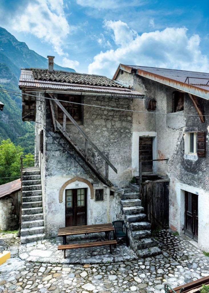 La casa della famiglia Piussi, in Val Raccolana. Foto Franco Cogoli